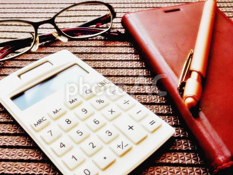 電卓・メガネ・ペン・スマホのイメージ素材 スマホ,電卓,メガネの写真素材