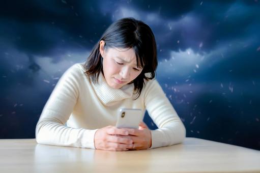 スマホを見て嫌悪する女性 スマホを見て嫌悪する女性 女性,若者,アジアンの写真素材
