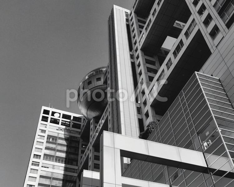 モノクロのフジテレビ フジテレビ,球体,お台場の写真素材