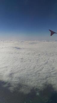 飛行機からの曇り空の写真