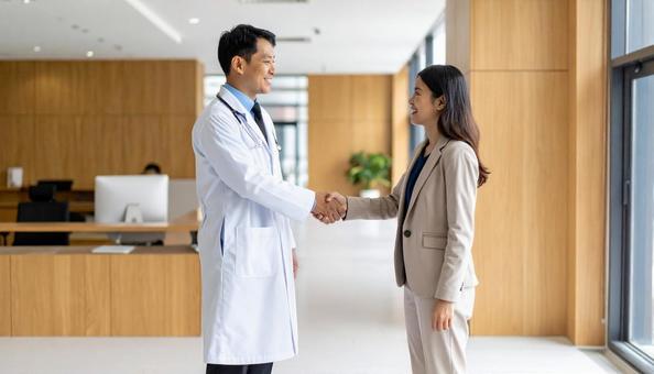 社員と医者 握手 社員と医者 握手の写真