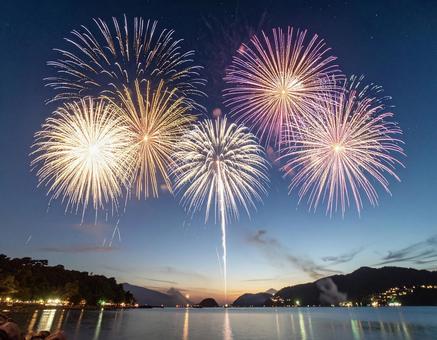 夜空に咲く打ち上げ花火の美しい風景写真 夜空に咲く打ち上げ花火の美しい風景写真の写真