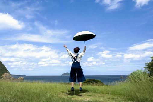 <素材>夏の海を眺める日傘の女性と青空 <素材>夏の海を眺める日傘の女性と青空 女性,人物,風景の写真素材