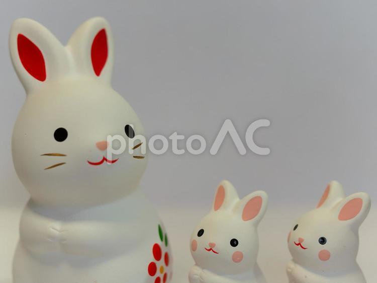 卯年の置物の年賀状素材 年賀状,卯年,卯の写真素材