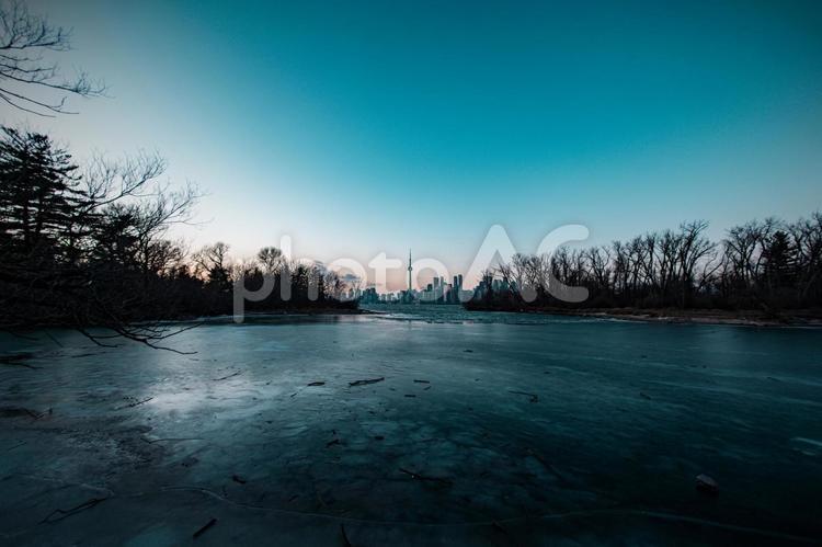 凍結した湖畔のトロント トロント,cnタワー,凍結した湖の写真素材