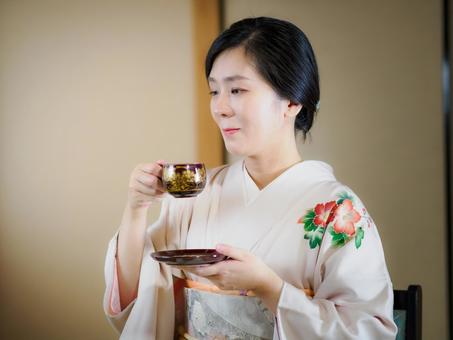 33:お茶をいただく着物の女性 33:お茶をいただく着物の女性 着物,おもてなし,コーヒーブレイクの写真素材