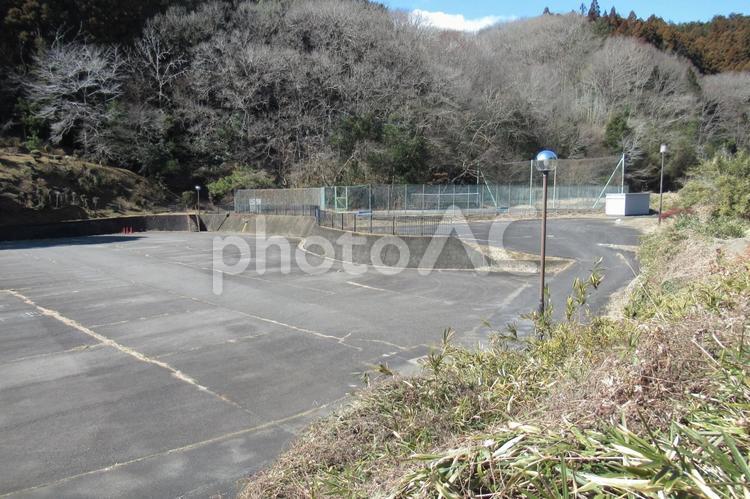 放置された山あいのスポーツ振興広場 広場,空き地,駐車場の写真素材