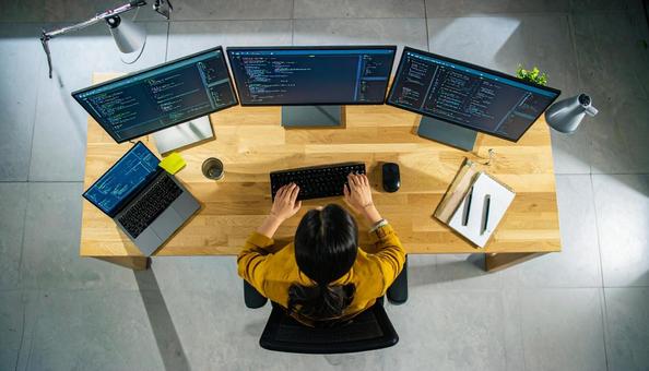 PC仕事をする日本人女性 PC仕事をする日本人女性の写真