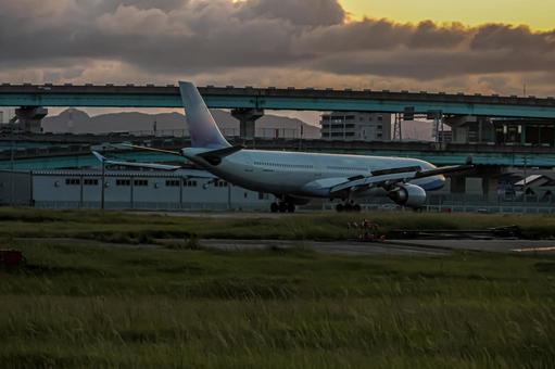 夕陽と飛行機のシルエット 夕陽と飛行機のシルエット 飛行機,航空機,旅客機の写真素材