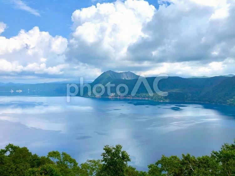北海道　摩周湖　夏の景色 摩周湖,摩周岳,湖の写真素材