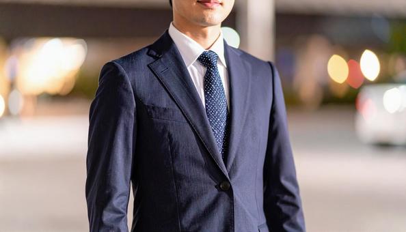 街中を歩くサラリーマン　の写真