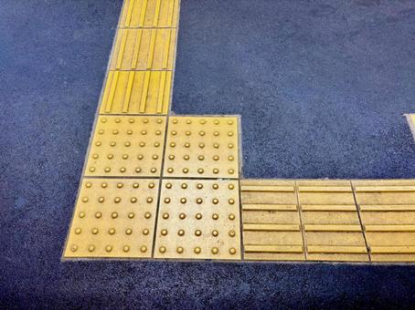 駅のホームの点字ブロック 駅のホームの点字ブロックの写真