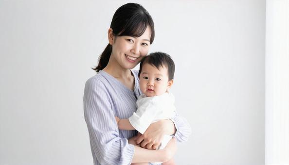 日本人のお母さんと子供 赤ちゃんと母親 日本人のお母さんと子供 赤ちゃんと母親の写真