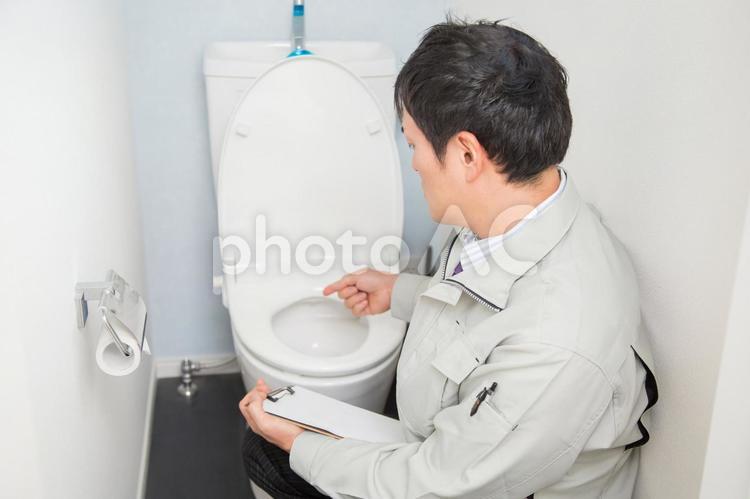 トイレを点検する男性 作業員,トイレ,点検の写真素材