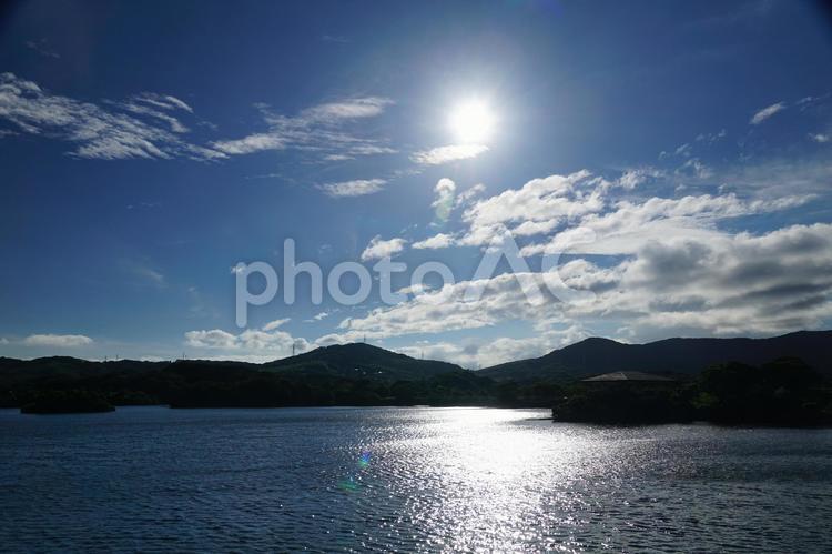 晴れの日の風景 太陽,日差し,水面の写真素材