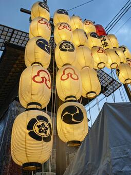 夢幻の宵。夏夜を照らす伝統の灯火 祇園祭,提灯,夜の写真素材