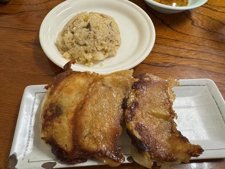 ジャンボ餃子と半チャーハン 焼き餃子,ぎょうざ,ギョウザの写真素材