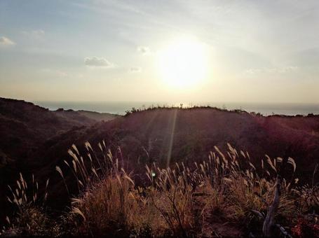 Mountains and silver grass illuminated by the setting sun, JPG Mountains and silver grass illuminated by the setting sun, JPG