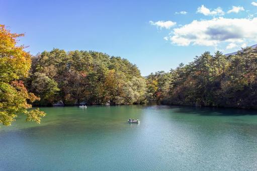 五色沼湖沼群 毘沙門沼 五色沼湖沼群 毘沙門沼 五色沼,湖沼群,秋の写真素材