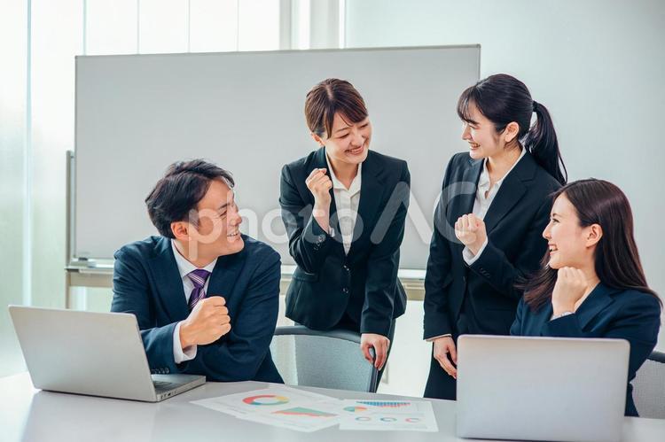 楽しい会議風景（ガッツポーズ） 会議,打ち合わせ,ミーティングの写真素材
