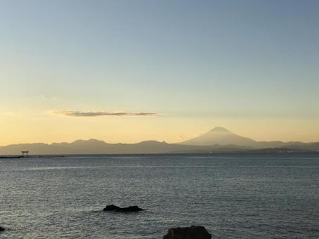 夕暮れと富士山(森戸海岸より) 夕暮れと富士山(森戸海岸より)の写真