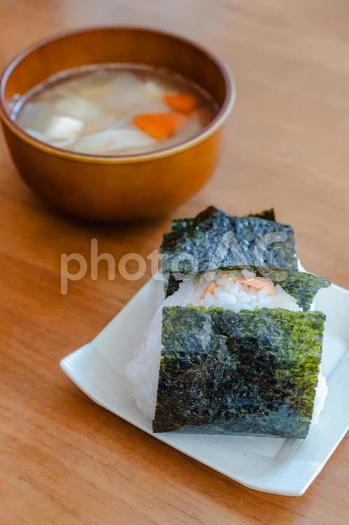 おにぎりと味噌汁の朝食 おにぎりと味噌汁の朝食 おにぎり,朝食,味噌汁の写真素材