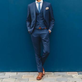 スーツを着た男性 スーツを着た男性の写真