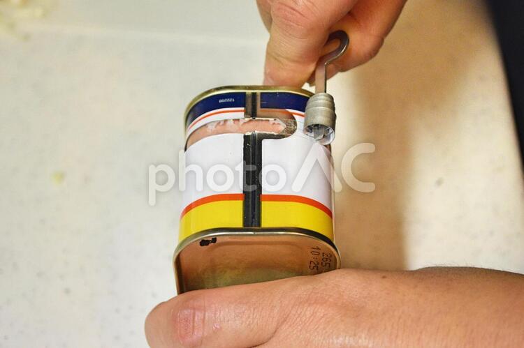 SPAM（スパム）、コンビーフ缶詰を開ける 缶詰,缶切り,スパムの写真素材