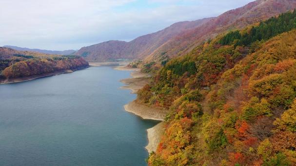 紅葉で錦のように彩られる錦秋湖 岩手県 紅葉で錦のように彩られる錦秋湖 岩手県の写真