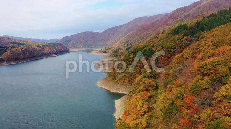紅葉で錦のように彩られる錦秋湖　岩手県 錦秋湖,湯田ダム,岩手県の写真素材