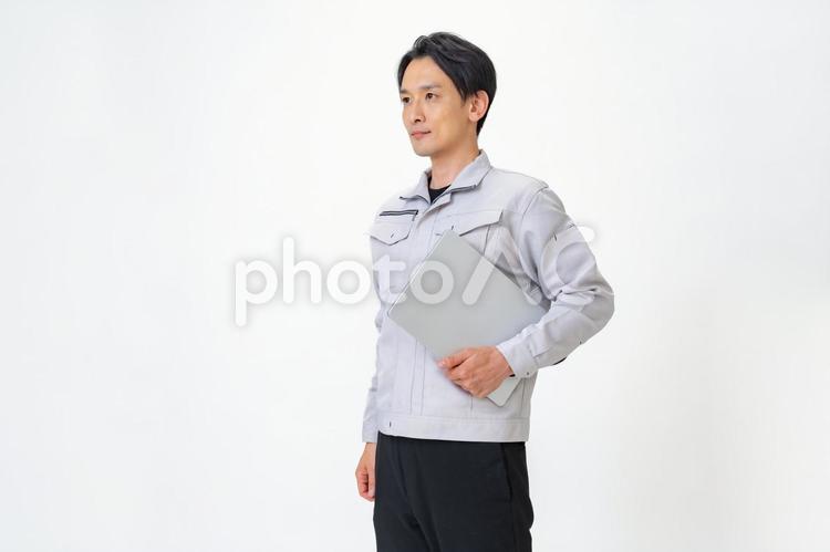 パソコンを持つ作業着を着た男性 日本人,点検,保守点検の写真素材