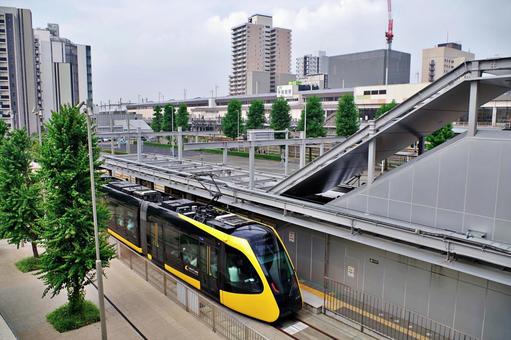 出発を待つライトライン ライトライン,宇都宮ライトレール,路面電車の写真素材