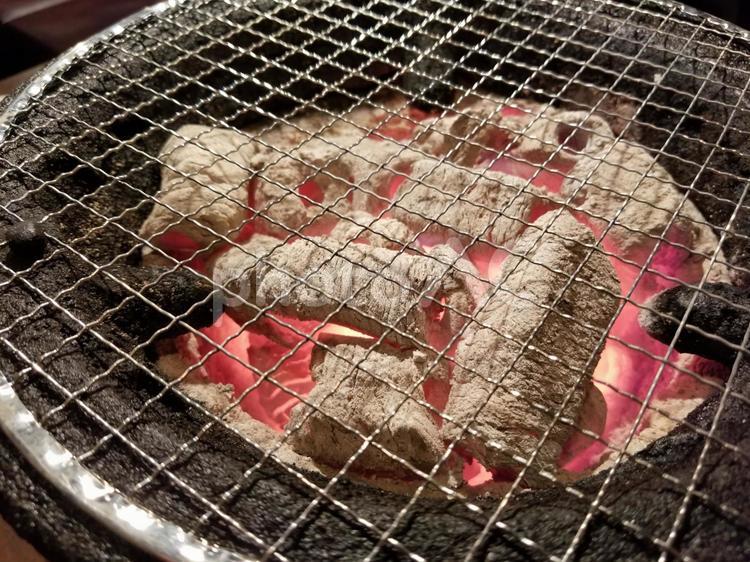焼肉やサンマを焼く前の七輪の炭火と金網 炭火,金網,火あぶりの写真素材