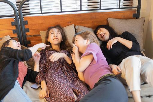 女孩在床上說話 女孩在床上說話