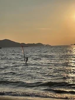 海のきらめき 海,夕方,波の写真素材