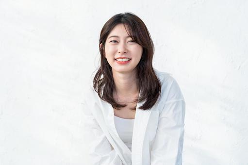 部屋でくつろぐ女性 女性,笑顔,リラックスの写真素材