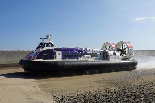 砂浜に上がったホバークラフト ホーバークラフト,ホバークラフト,船の写真素材