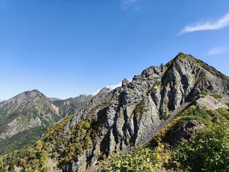 青空にそびえる岩稜 岩稜,稜線,山岳の写真素材