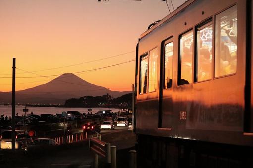 富士山を背に夕日に染まる江ノ電 富士山を背に夕日に染まる江ノ電の写真