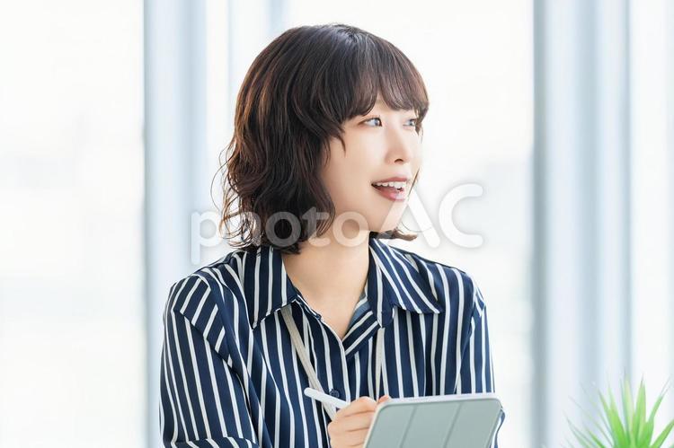 タブレットを使う女性・ビジネスウーマン 女性,ビジネス,仕事の写真素材