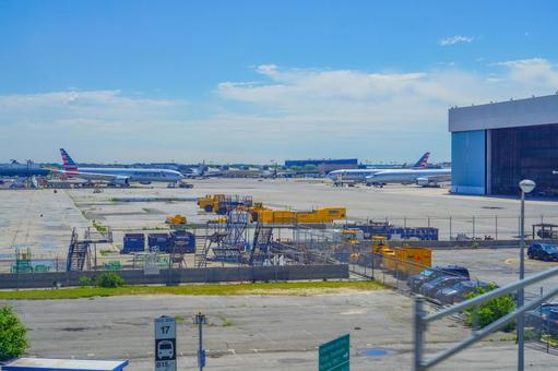 JFK空港の滑走路と航空機 JFK空港の滑走路と航空機 空港,飛行機,滑走路の写真素材