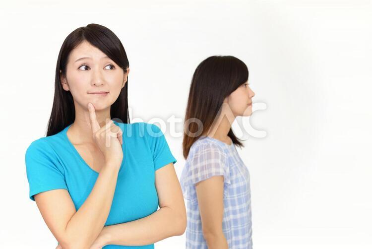 不安そうな表情の女性 女性,女,トラブルの写真素材