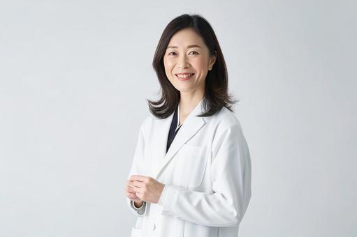 信頼感ある女性美容外科医 信頼感ある女性美容外科医の写真