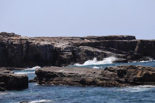 青い海と白波と岩礁と岩壁と空と風景 青い,海,白波の写真素材