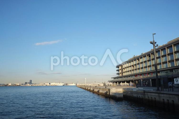 横浜みなとみらいの海とハンマーヘッド みなとみらい,横浜,ハンマーヘッドの写真素材