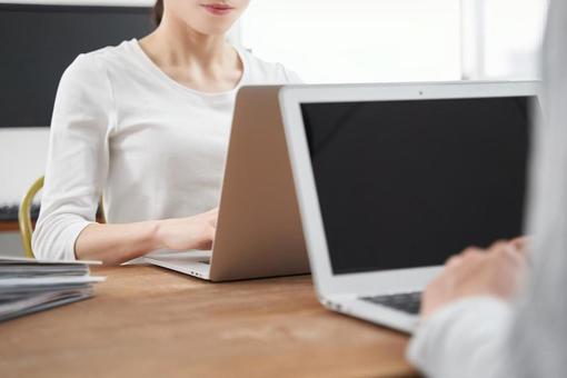 Designer working in a casual office, JPG Designer working in a casual office, जापानी, व्यापार, काम, JPG