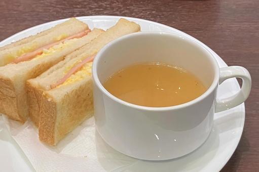 サンドイッチとスープ ハムたまごサンド,サンドイッチ,コンソメスープの写真素材