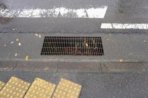 道路のグレーチング（雨）02 グレーチング,側溝の蓋,鉄の写真素材