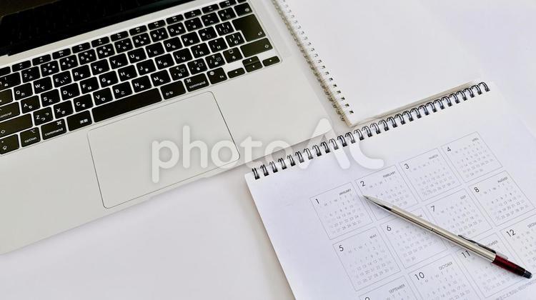 パソコンとカレンダー　シフト管理 パソコン,カレンダー,シフトの写真素材