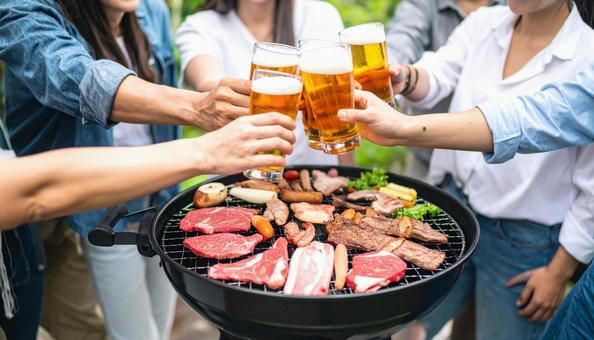 焼肉を前にビールで乾杯 焼肉を前にビールで乾杯の写真